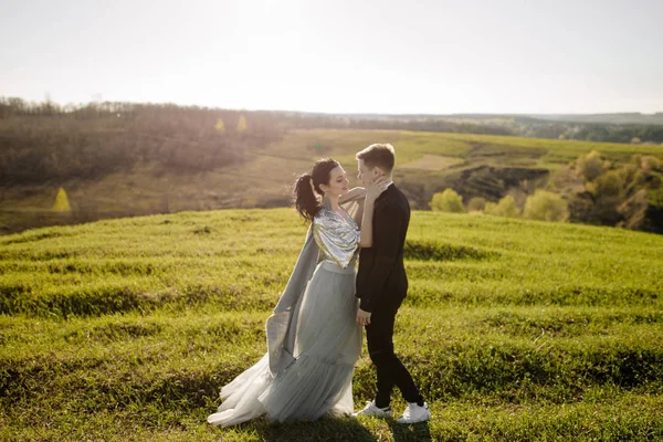 Verliefde paar op weide — Stockfoto