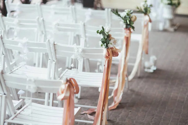 White chairs decorated with flowers — Stock Photo, Image