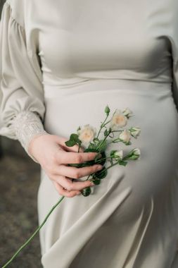 Gül çiçek dalı tutan kadın