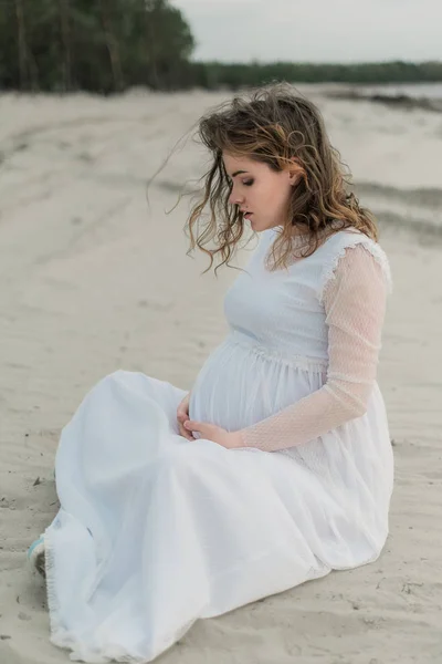 Mulher grávida na praia de areia — Fotografia de Stock