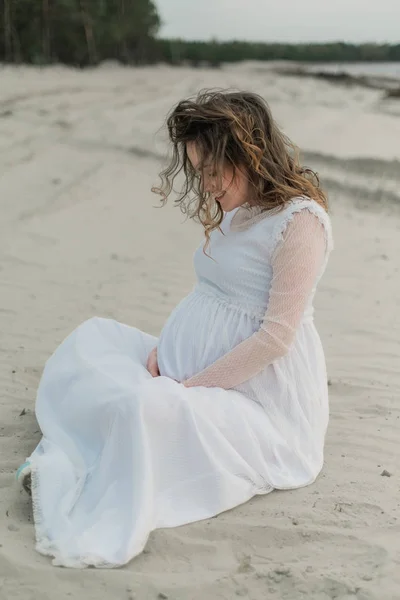 Mulher grávida na praia de areia — Fotografia de Stock