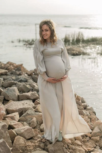 Mulher grávida em Rocky Lakeshore — Fotografia de Stock