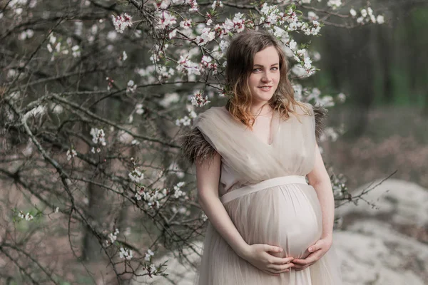 Mulher grávida na floresta — Fotografia de Stock