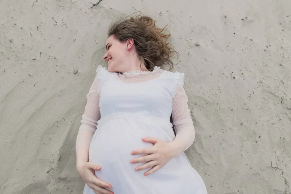 Mulher grávida na praia de areia — Fotografia de Stock