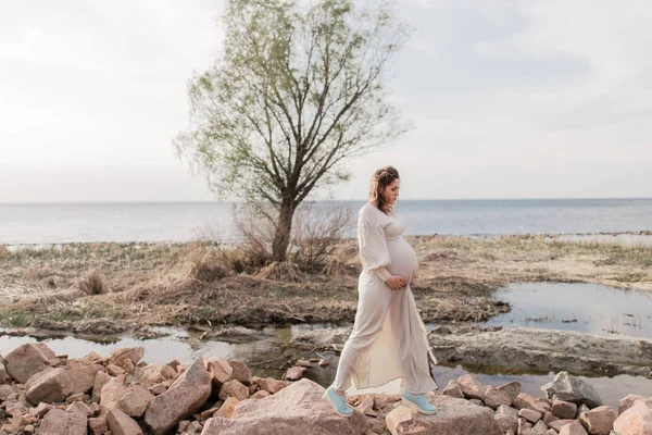 Mulher grávida em Rocky Lakeshore — Fotografia de Stock