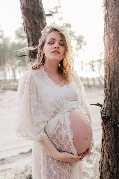 Έγκυος γυναίκα στο δάσος — Φωτογραφία Αρχείου