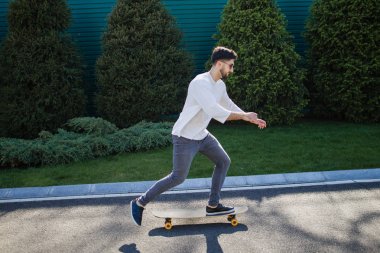 Yolda genç kaykaycı 