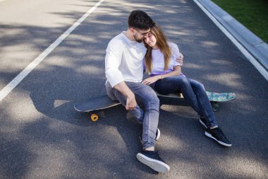 Yolda genç kaykaycılar 