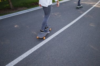 Yolda genç kaykaycılar 