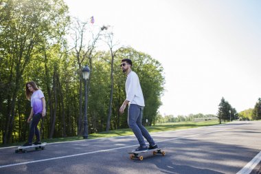 Yolda genç kaykaycılar 