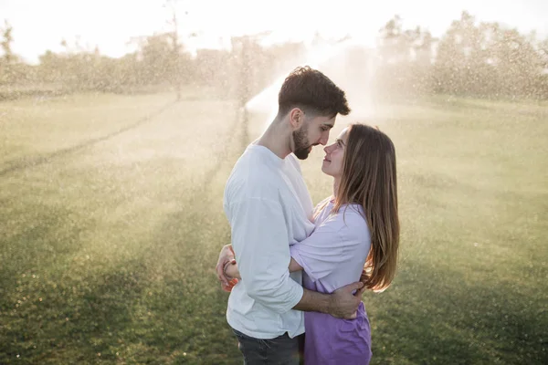 Jovem casal no parque — Fotografia de Stock