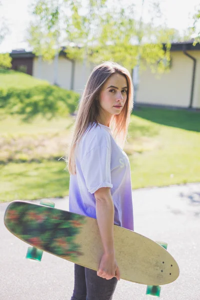 Jeune skateboarder au parc — Photo