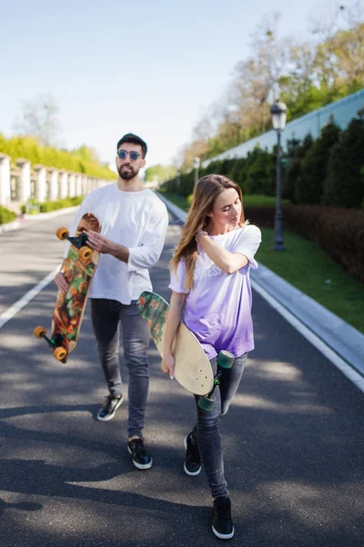 Jóvenes patinadores en carretera — Foto de Stock