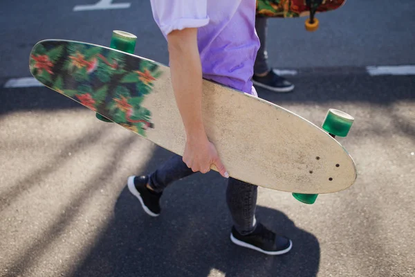 Mladý americký skateboardista v parku — Stock fotografie