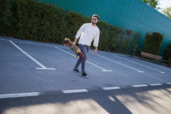 Joven skater en carretera —  Fotos de Stock