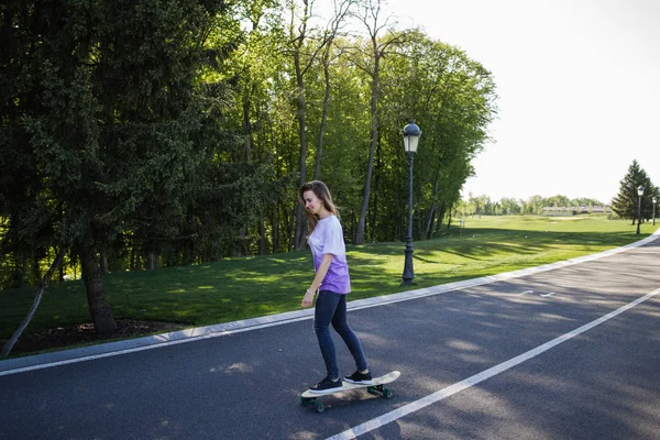Joven skater en el parque —  Fotos de Stock