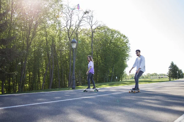 Jovens skatistas na estrada — Fotografia de Stock