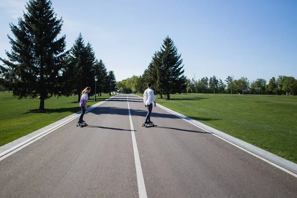 Unga skateboardåkare på väg — Stockfoto