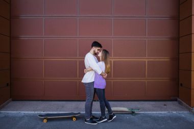 Çift kahverengi kapı karşı