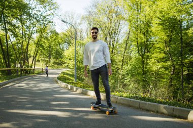 Yolda genç kaykaycı 