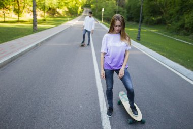 Yolda genç kaykaycılar 