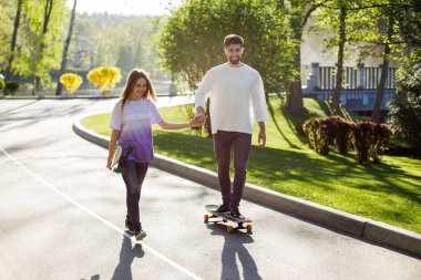 Yolda genç kaykaycılar 