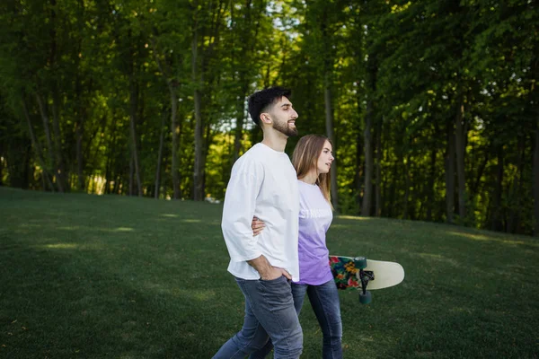 Skateboarder-Paar im Park — Stockfoto