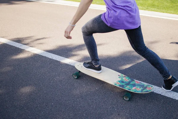 Молодий скейтбордист в парку — стокове фото