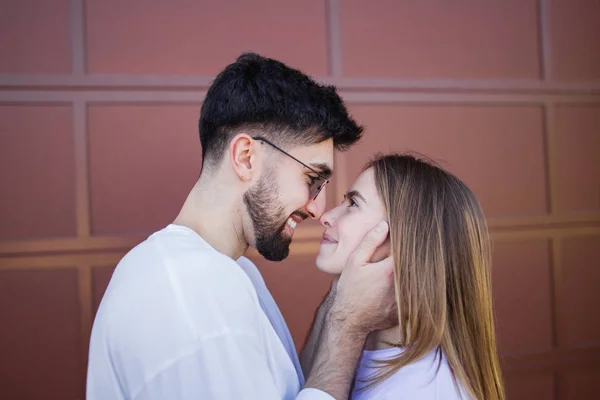 Couple against brown doors — Stock Photo, Image