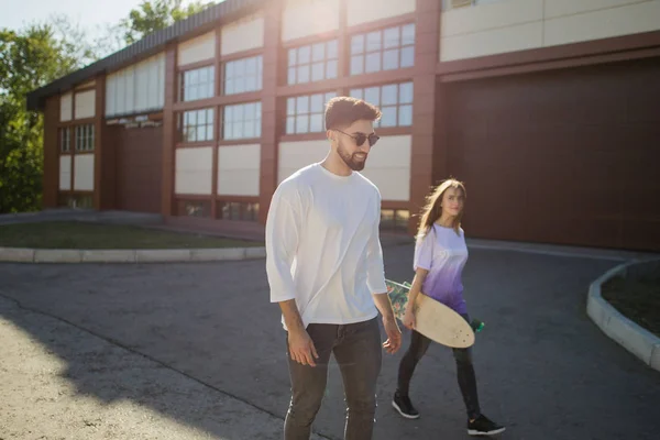 Skateboarders in de buurt van hangar — Stockfoto