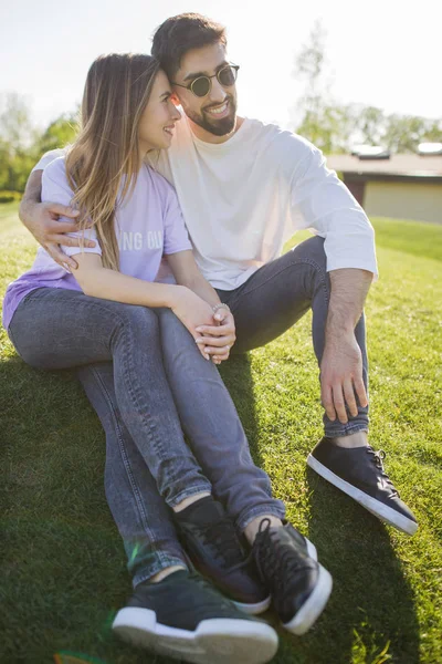 Junges Paar im Park — Stockfoto