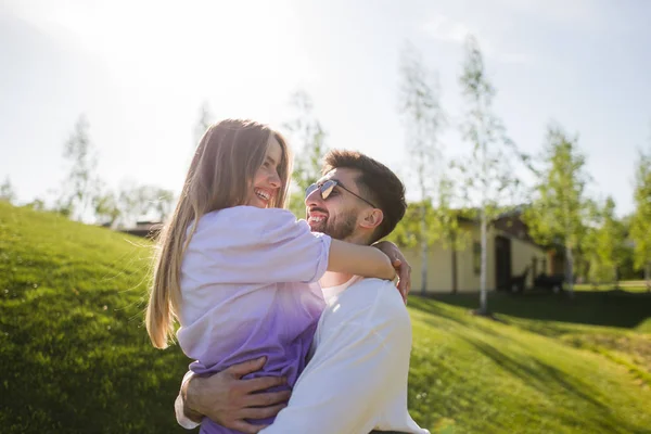 Young couple at park — Stock Photo, Image