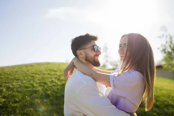 Young couple at park — Stock Photo, Image