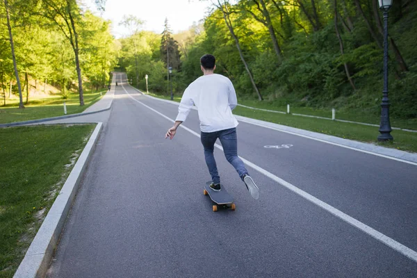 Jonge skateboarder op weg — Stockfoto