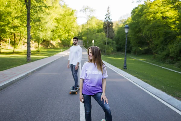 Mladého skateboardisty na silnici — Stock fotografie