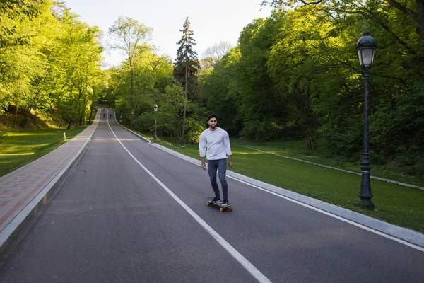 Joven skater en carretera —  Fotos de Stock
