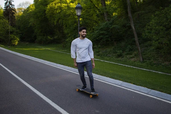 Joven skater en carretera —  Fotos de Stock