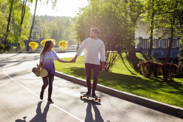 Giovani skateboarder su strada — Foto Stock