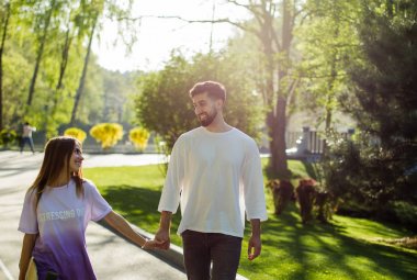 Yolda genç kaykaycılar 