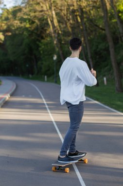 Yolda genç kaykaycı 