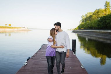 Göl kenarında iskelede Çift