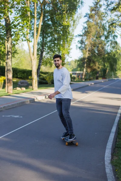 Молодой скейтбордист на дороге — стоковое фото