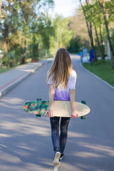 Joven skater en el parque —  Fotos de Stock