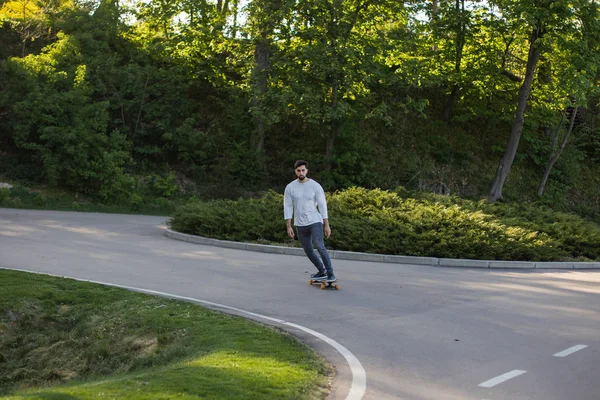 Joven skater en carretera —  Fotos de Stock