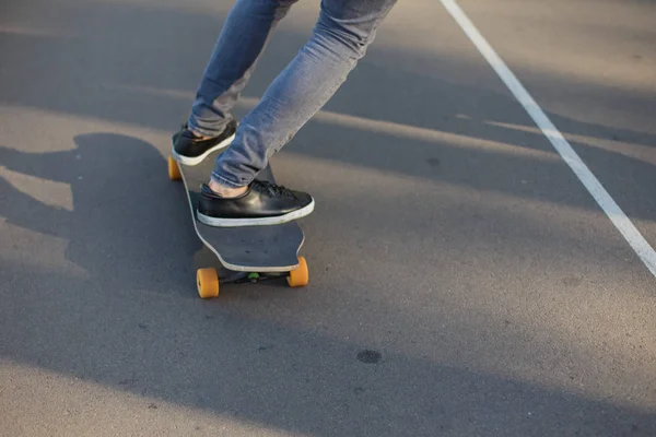 Jonge skateboarder op weg — Stockfoto