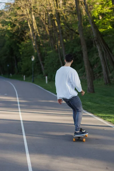 Joven skater en carretera —  Fotos de Stock