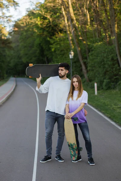 Jovens skatistas na estrada — Fotografia de Stock