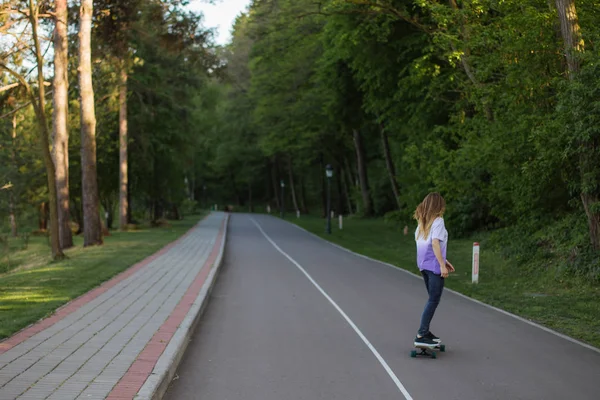 Jovem skatista no parque — Fotografia de Stock