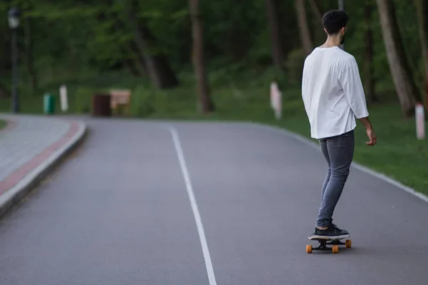 Joven skater en carretera —  Fotos de Stock