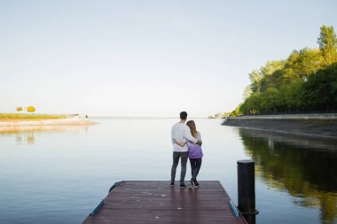 Göl kenarında iskelede Çift